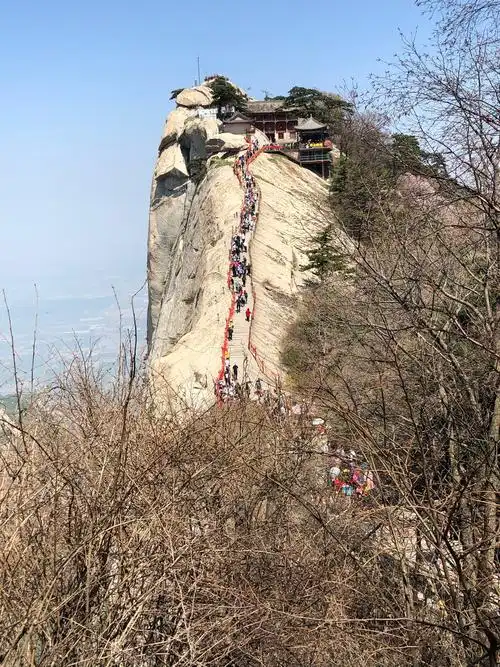 退休生活童心在,迈开双脚玩世界.华山自险我攀登,最高点上留美景.