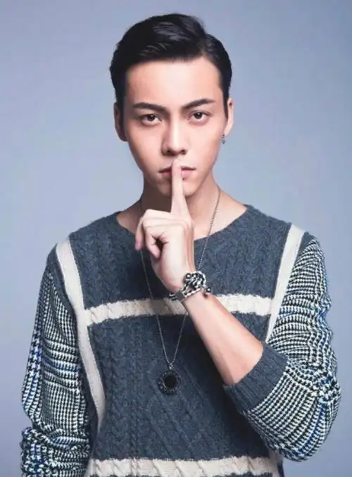 陈伟霆很会撩妹,有一次接受采访时,被问到工作时女朋友需要你陪会怎么