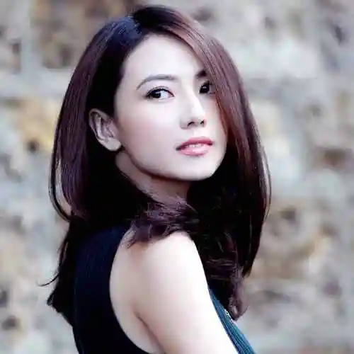 现年43岁的高圆圆,是被广告公司发掘入行的.