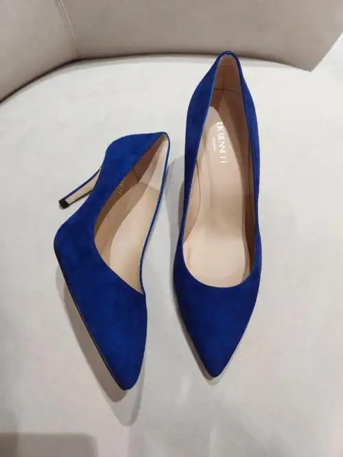 蓝色尖头高跟鞋