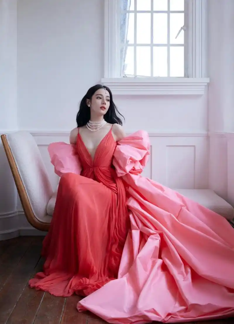 迪丽热巴身穿红色礼服款款而来,粉色蝴蝶结点缀起春日的美好,红色的