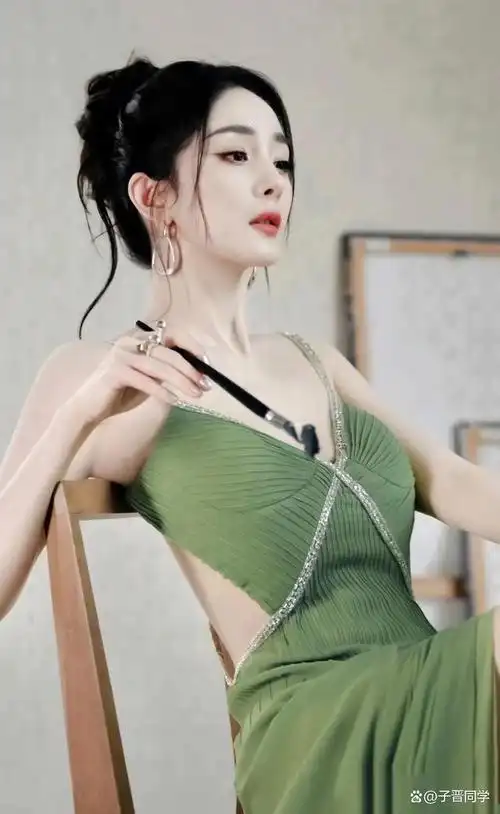 唯美性感:杨幂一身绿色抹胸演绎了无尽性感