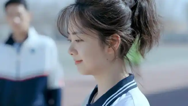 谭松韵新剧校服造型梦回耿耿##谭松韵新剧重逢时的眼神戏