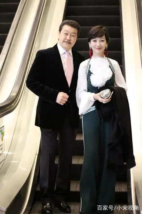 小宋视角:女神赵雅芝和她老公现身,总是十指紧扣