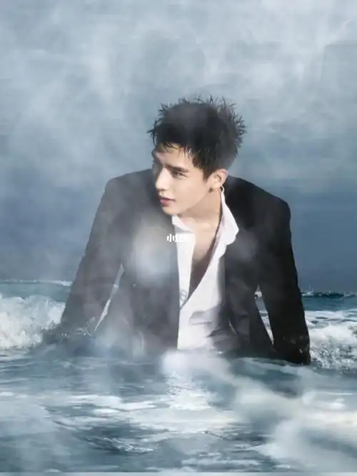 点击收看王安宇大帅哥海边氛围感大片