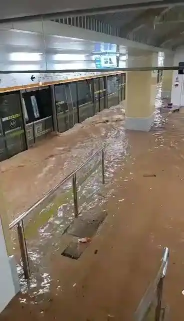 昨日有暴雨,明日有暴雨 有人,在回望 一些被暴雨淹没的人 郑州地铁五