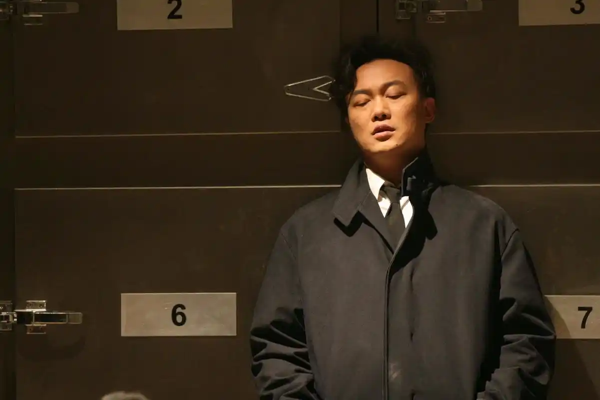 求这两张陈奕迅图片谢谢了 要高清的!