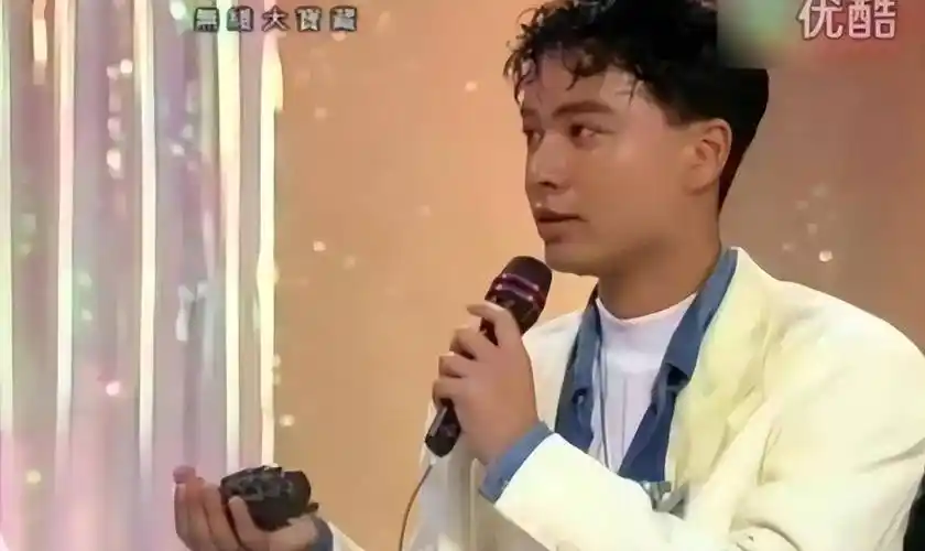 那时候李克勤还是个年轻气盛的小伙子,卢淑仪这个"帮他擦汗"的动作