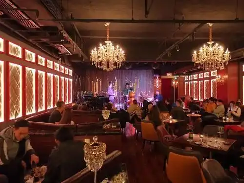 在一个春天的夜晚走进一家神秘的爵士酒吧