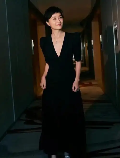 穿小黑裙配短发人淡如菊, 不性感气质却高级|穿搭|高跟鞋|五分袖|吴越