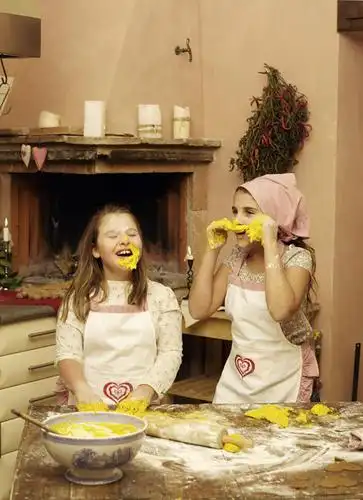 点心,面包,西方人,儿童,手,两个人,站,笑,吃,微笑,露齿笑,竖图,室内