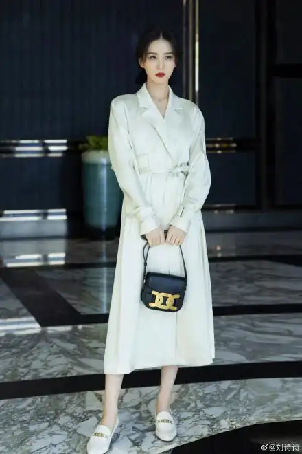 刘诗诗白色连衣裙优雅动人皮肤白嫩状态佳