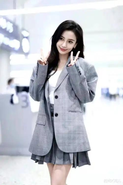 杨颖现身机场,格纹西装搭配百褶短裙,精致时尚又减龄!