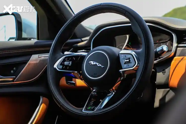 全新造型的真皮三辐式多功能方向盘,相比老款车型更加的纤细以及优雅