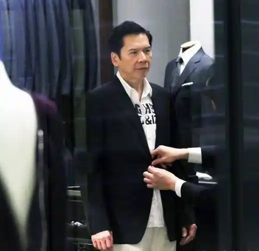 69岁向华强霸气出巡老婆陪伴买西装被赞赌神龙五气质不变