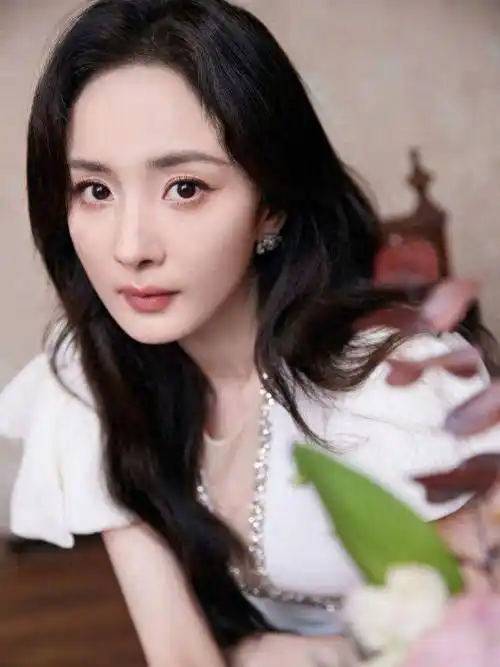 35岁杨幂生图眼下有明显疤痕,真人鼻子很高被吐槽像砌了一堵墙_眼睛