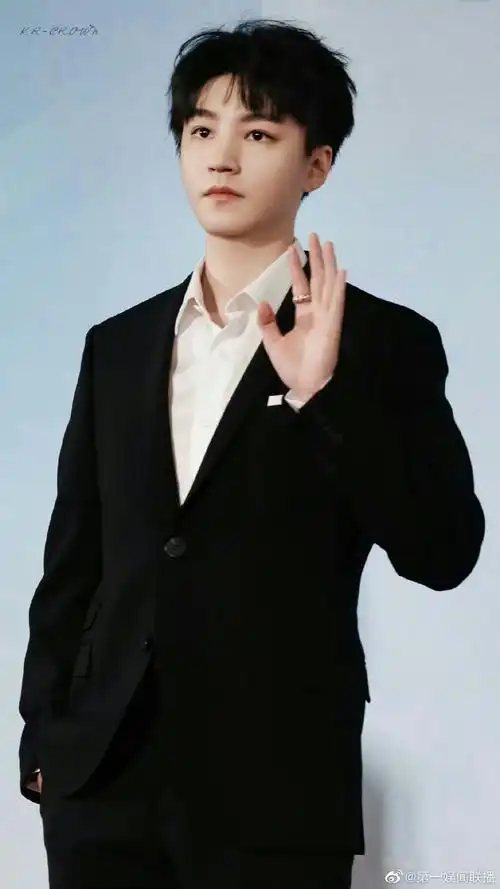 王俊凯大学生电影节红毯状态##王俊凯吐舌头好可爱