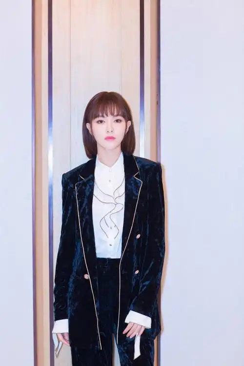 唐嫣新造型齐刘海加俏丽短发惊艳全场,网友:年轻了十岁!