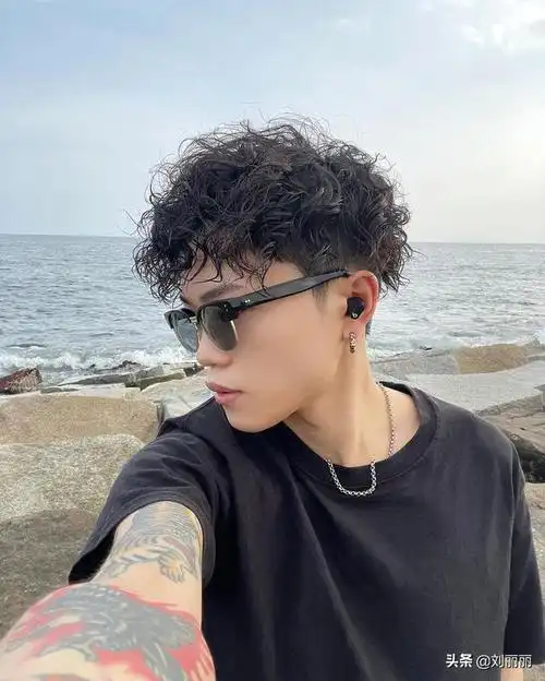 修饰头型的男发