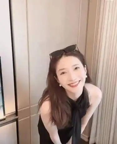 35岁江疏影出镜跳舞俏皮又甜美,手臂却有明显肥肉,放假长胖不少_生活