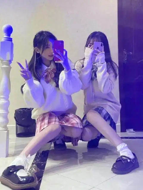 杨清柠晒与闺蜜合照,身穿jk变身美少女,两人身高对比成亮点!