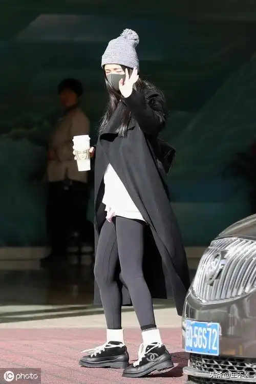 杨幂机场街拍服装同款,这一身穿搭的价格是40359元