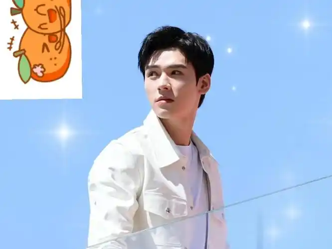 2024法国戛纳电影节,被抓拍到的一身白的龚俊～应该是在拍欧莱雅广告!