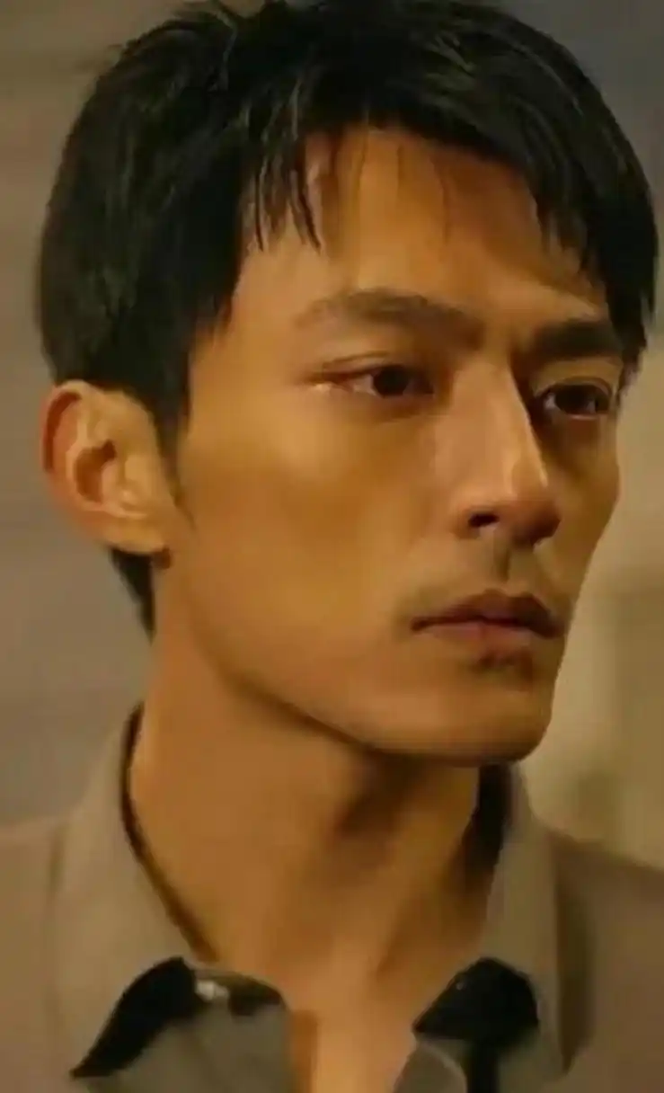 有网友吐槽这个短视频演员,眼睛像肖战,嘴巴像霍建华, 整体像李光洁.