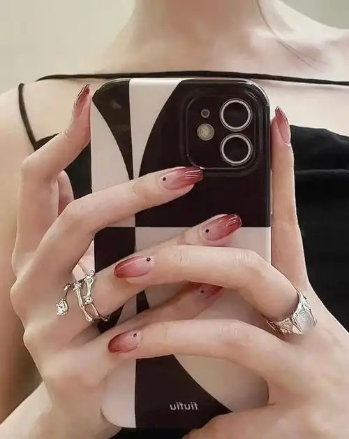 cr:神神极简系列的暗黑美甲也很抓我,该说不说,有病娇内味儿了.