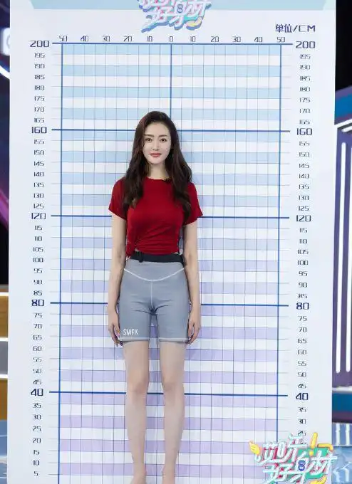 张天爱为证身高有165,特意站身高量尺前,转身时真实身材曝光