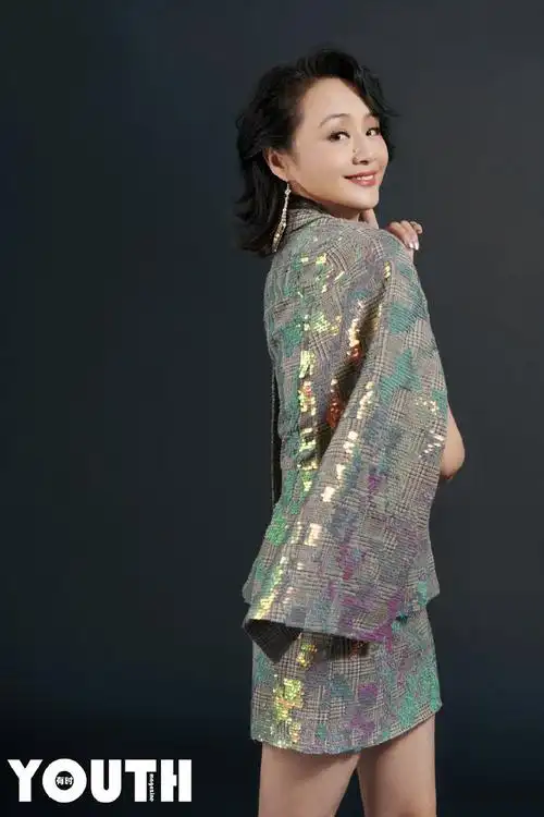 简介:曹颖成熟魅力时尚写真大片,分享一组曹颖图片给大家,图中的明星