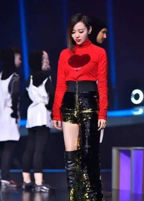 张靓颖的靴子布满"玻璃渣",你能想象吗?谁知潮流女孩都想买!