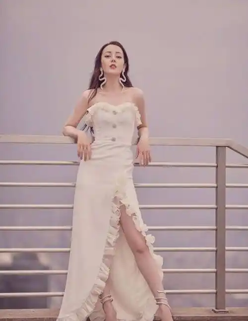 迪丽热巴早前"时尚"照流出,身材已登巅峰,网友:给模特留条路_杨幂