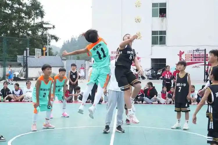 "小篮筐,大梦想"—加鸠镇中心小学第三届学生篮球运动会火热开赛