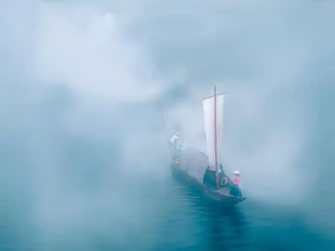 一船一世界瓯江上的帆船在水雾缭绕之中缓缓行走如梦如幻如影随形真是