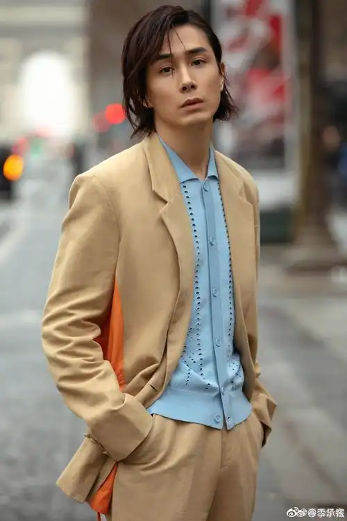 近日有博主晒出lucky机场照,李承铉留言