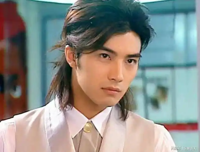 贺军翔绯闻再起:酒店妹舌吻事件背后隐藏着什么?