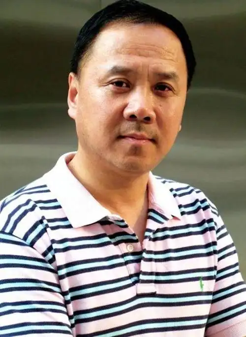 曹力剧照1991年在电视剧《三国演义》中饰演鲁肃;同年拍摄电影《军营