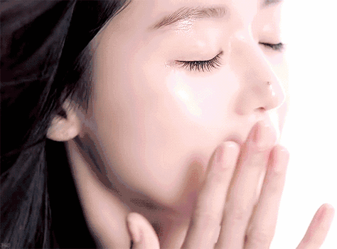 这款面膜含有水光玻尿酸,三种透明质酸和多肽成分,补水保湿效果婆婆给