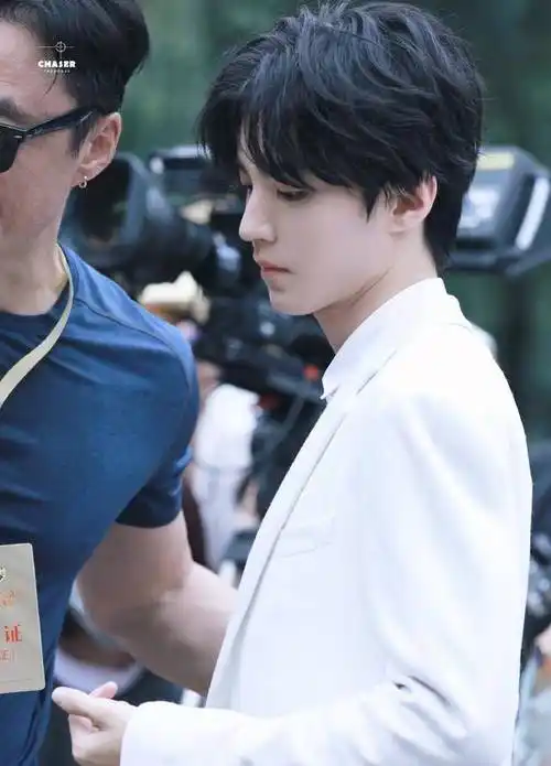 王俊凯慰问演出生图精修图!