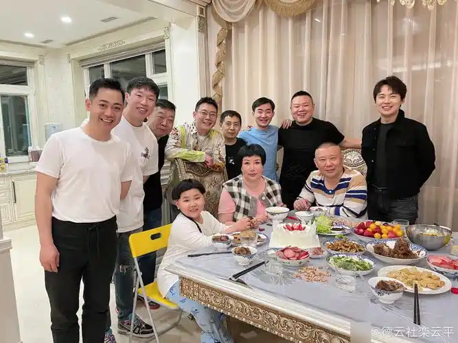 郭德纲晒一家四口全家福为爱妻庆生,岳云鹏等德云社众星送祝福_腾讯