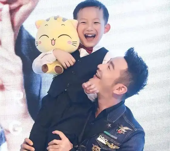 7岁杨颖因疯马秀风波沉寂许久后被拍到露面_产业观察网