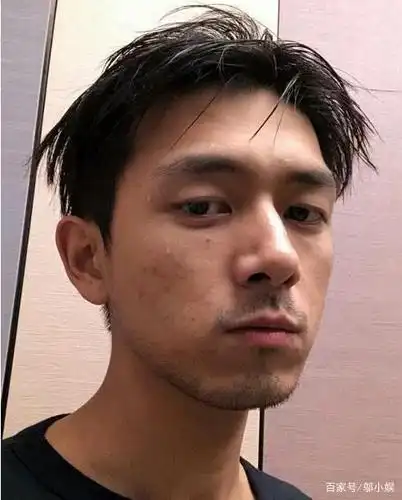 盘点男明星素颜照,王源满脸痘遭毁容,王俊凯似路人认不出