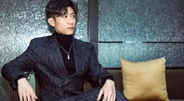 张一山和齐溪,这两个年轻演员的名字近年来频繁出现在影视界.