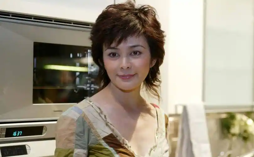 久未露面的香港第一美人关之琳,短发出镜,美人虽迟暮却时尚不减