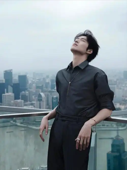 原来觉得魏大勋"平平无奇",如今却能get到了他的帅!衣品绝了