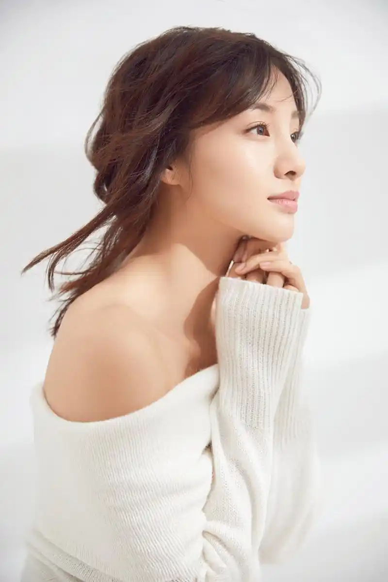 章龄之性感迷人一字肩毛衣写真图片