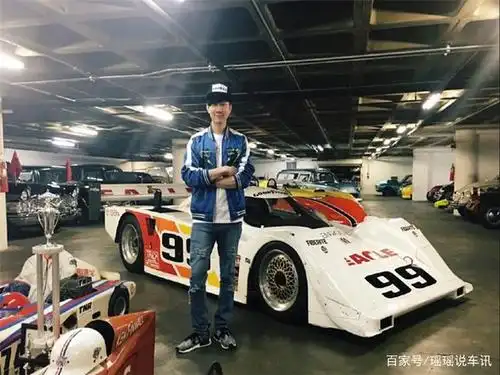 林俊杰一身装扮600万,开1800万豪车现身4s店,气质非凡!