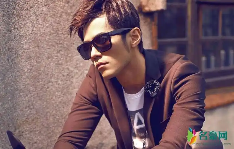 周杰伦室内戴墨镜 傲娇回复网友两个字无法反驳