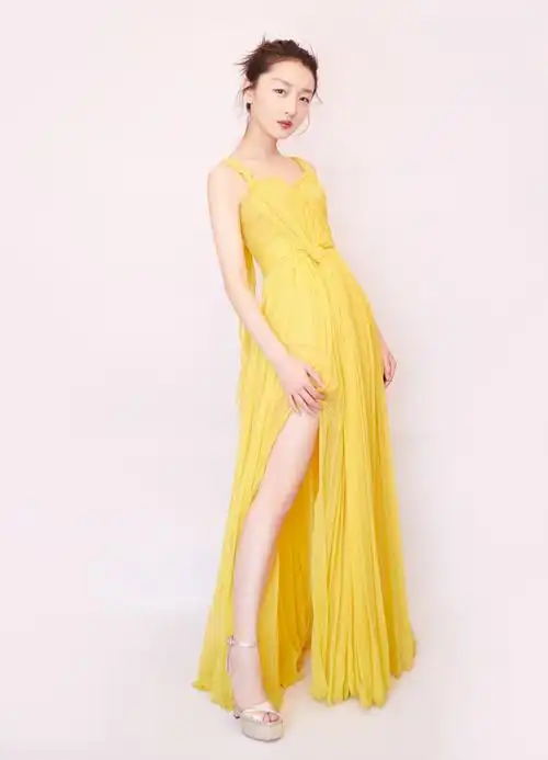 原创周冬雨穿小黄裙凹造型搭配仙女妆好清纯网友心动的感觉